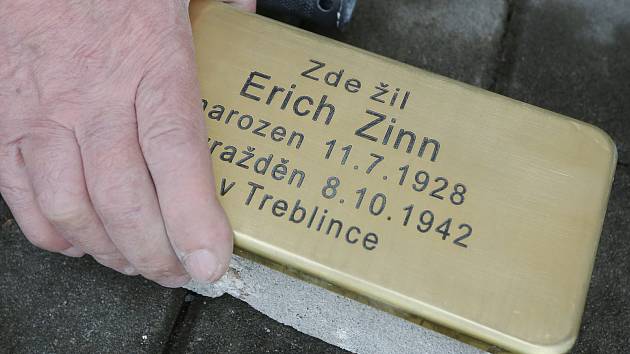 FOTO: Zavražděné Židy připomínají v Chabařovicích mosazné stolpersteiny v  zemi - Ústecký deník