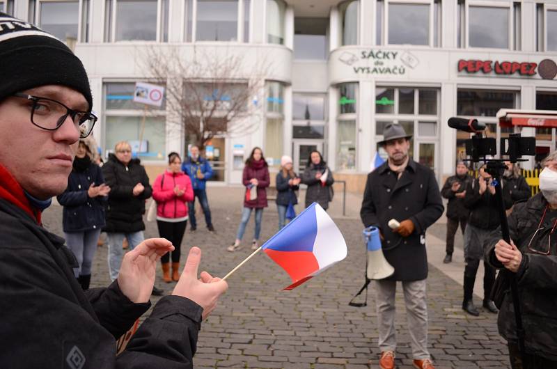 Demonstrace proti vládním protiepidemickým opatřením v centru Ústí nad Labem