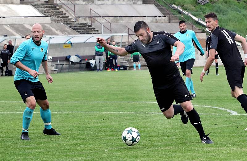 Fotbalisté Brné (černí) hráli s Horním Jiřetínem / Litvínovem (modročerní) v základní době nerozhodně 2:2, na penalty byli lepší hosté. KP Ústeckého kraje 24. kolo.