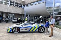Dopravní policii na dálnici slouží Ferrari, které původně zabavili zločincům. Dosáhne až 340 kilometru v hodině.