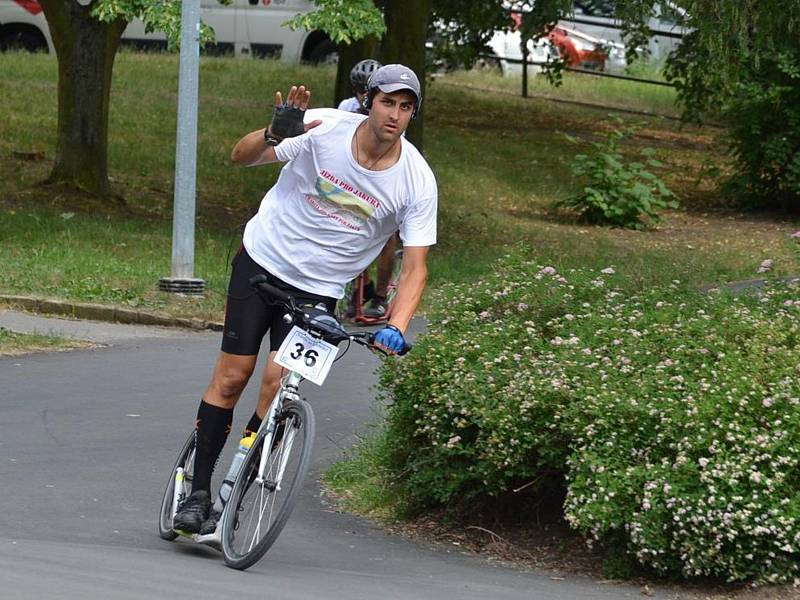 Miroslav Machota z Koštova na Ústecku jel na koloběžce z Londýna do Prahy