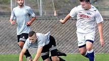 Fotbalisté Neštěmic (v šedém) doma otočili zápas proti Junioru Děčín a vyhráli 6:2. Patrik Pek padá po souboji.Foto: Deník/Rudolf Hoffmann