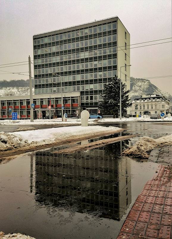 Ústecký fotograf Martin Vodňanský si oblíbil snímky zachycující dominanty města nad Labem v odrazu kaluže. Říká jim loužovky. Na snímku je budova Krajského soudu v Ústí nad Labem.