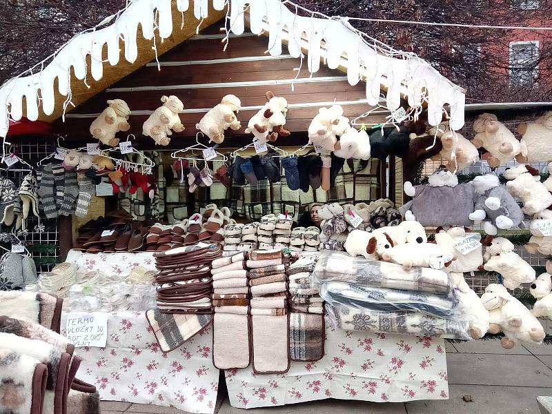 Líbí, nebo nelíbí? Jedni na vánoční trhy a oslavy nešetří kritikou, druhým se domácká atmosféra líbí. Jak se na Lidickém náměstí líbí vám?