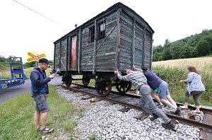 Muzeální železnice, stěhování historického vagonu do Lovečkovic do muzea zrušené železnice.