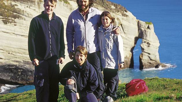 Při pěší túře podél pobřeží Tasmanova moře na severním výběžku Jižního ostrova jsme se dostali až na Cape Farewell ke skalnímu oblouku (zleva Jakub, Lenka, Leoš a Veronika).