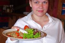 Římské kuře mělo u návštěvníků restaurace Sport Pub Zlatopramen úspěch. Kuchaři si recept také pochvalovali.
