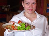 Římské kuře mělo u návštěvníků restaurace Sport Pub Zlatopramen úspěch. Kuchaři si recept také pochvalovali.