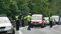 Policisté kontrolují vozidla mířící do Ústí nad Labem.