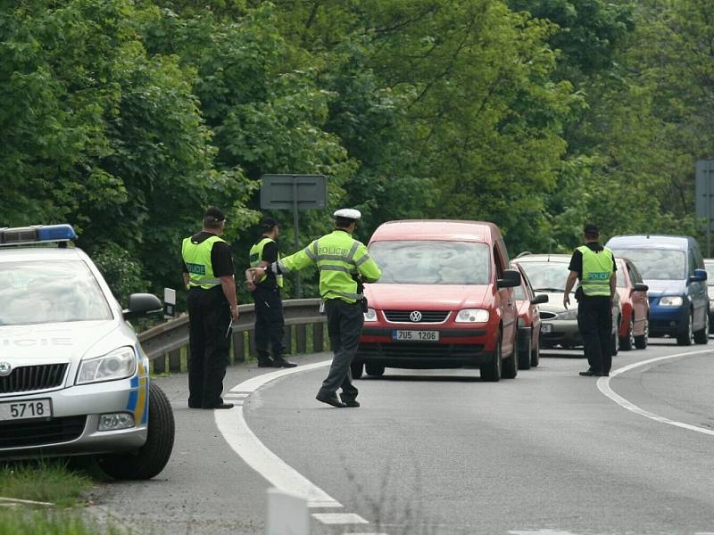 Policisté kontrolují vozidla mířící do Ústí nad Labem.