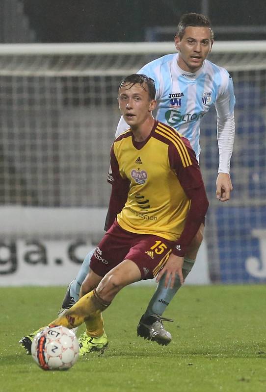 Fotbalisté Ústí (bílo-modří) doma v poháru podlehli pražské Dukle 0:3.