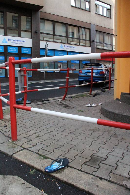 Před osmou hodinou boural na křižovatce Velká Hradební a Pařížská bledě modrý Peugeot.