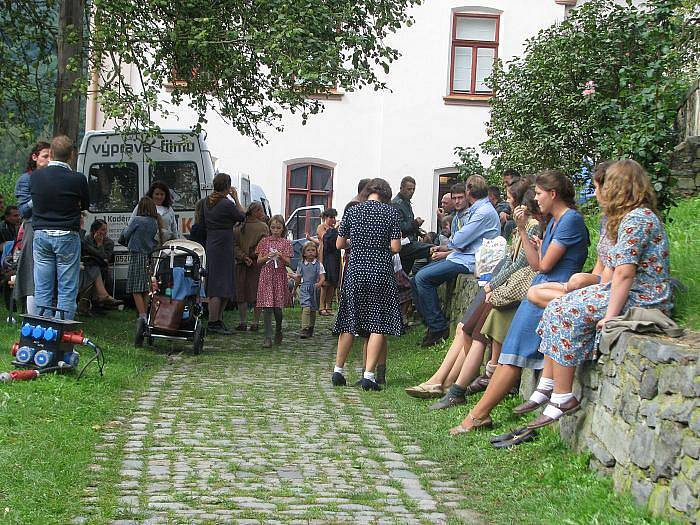 Petr Nikolaev natáčí film Lidice v  zubrnickém skanzenu. 