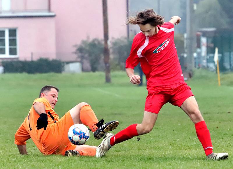 III. třída Ústí n/L- TJ Skorotice (červené dresy) proti Spartak Tisá (oranžové dresy).