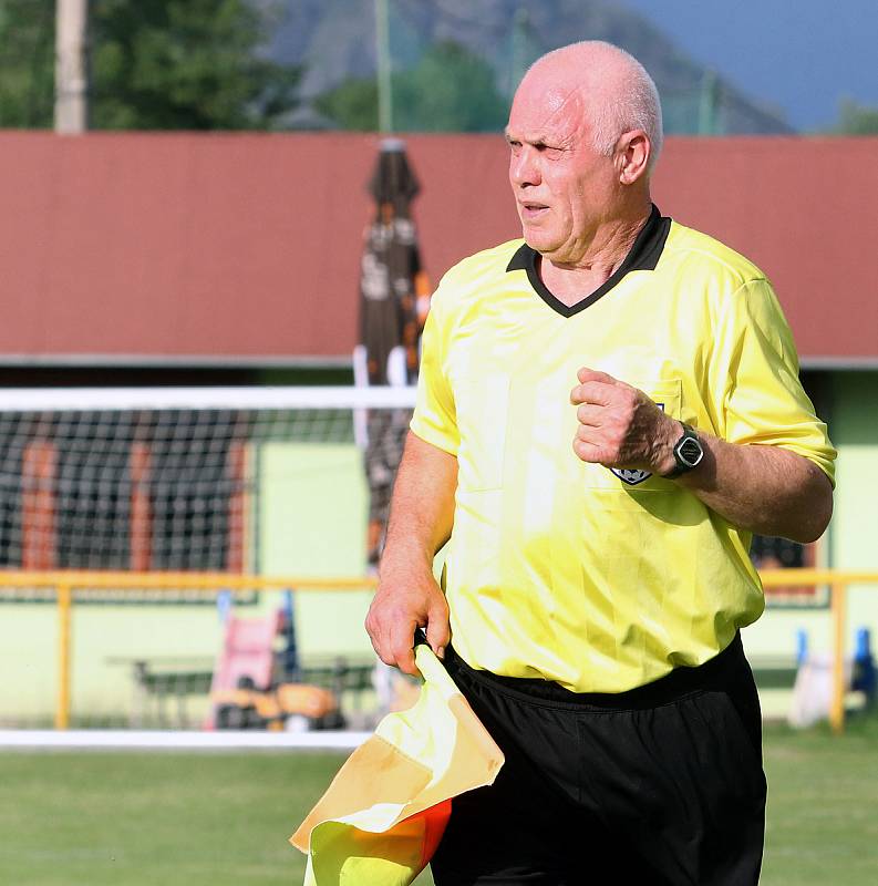 Ve třetím kole Korona Cupu porazil tým Svádova - Olšinek (zelenočerní) soupeře z Libochovic (modří) 6:4. Pomezní rozhodčí Miroslav Teska.