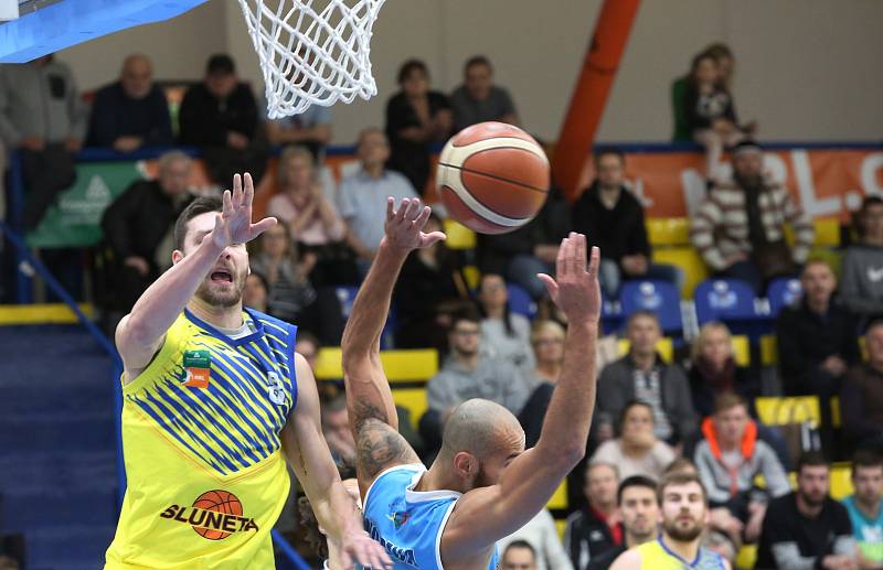 Basketbalový zápas mezi Ústím nad Labem a Olomouckem.