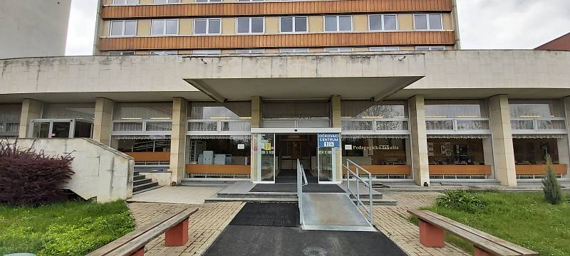Nové očkovací centrum v Ústí nad Labem v pondělí 3. května otevřelo pro veřejnost. Najdete ho v budově starého rektorátu.