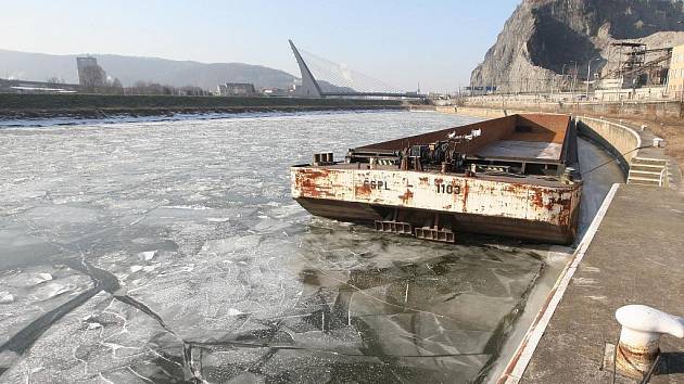 „Budeme čekat, až led bude tenčí, abychom ho mohli rozbourat a odstranit bez bouracích lodí," uvedl ředitel správy Povodí Labe Václav Jirásek.