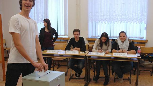 Studenti Obchodní akademie v Pařížské ulici mohli ve studenských volbách říci, jaké politiky by nejraději viděli v čele České republiky.  