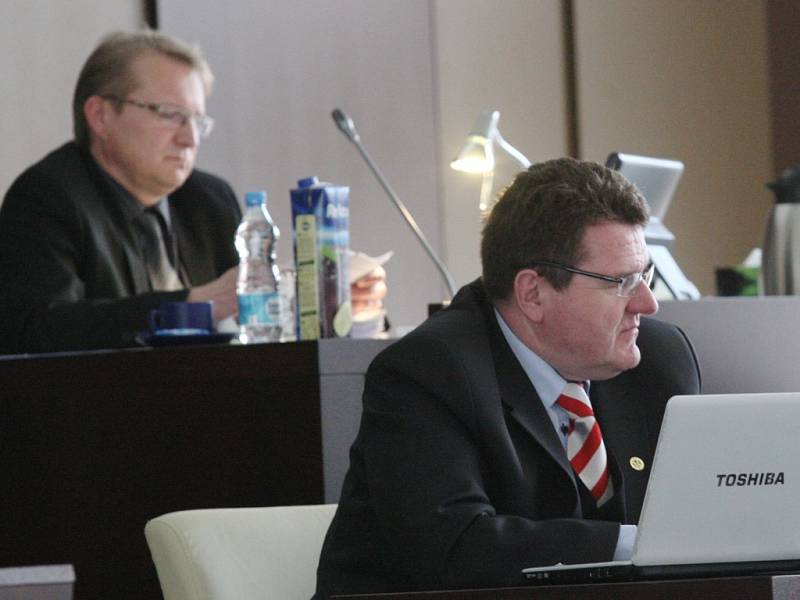 Radní Jan Eichler (vpravo) na jednání zastupitelstva.