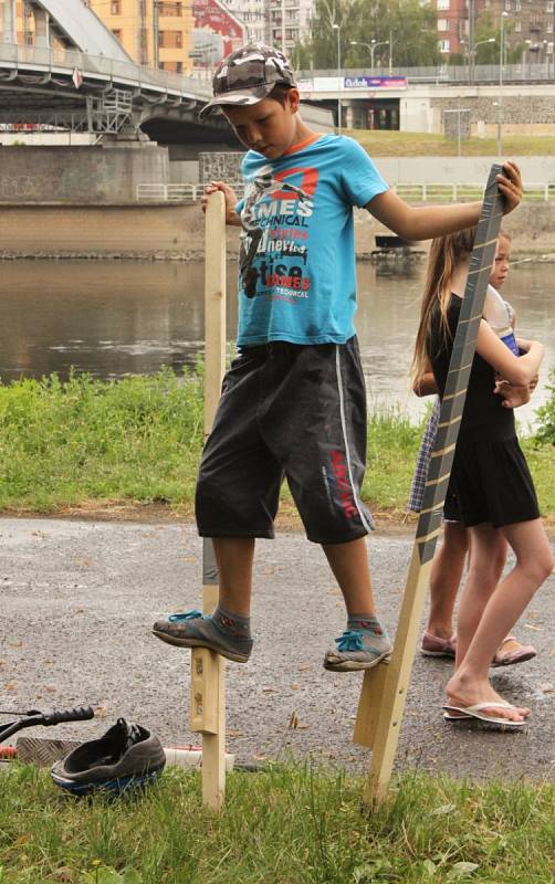 Dětem se sportovní odpoledne na cyklostezce moc líbilo.