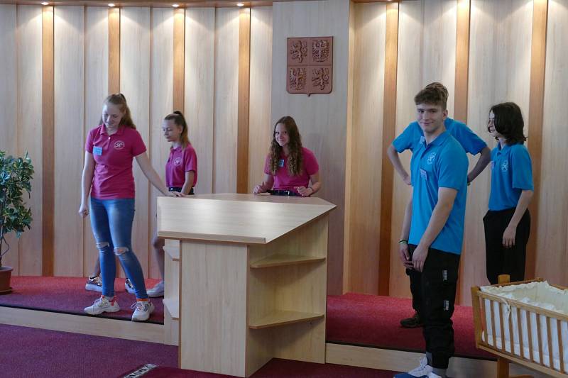 Dětský parlament ze ZŠ Rabasova v Ústí nad Labem byl na návštěvě u starosty městské obvodu Severní Terasa.