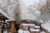 V Petrovicích hořela truhlářská dílna, jeden člověk byl popálen.