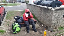 Bezdomovec podezřelý z vypáčení kontejneru