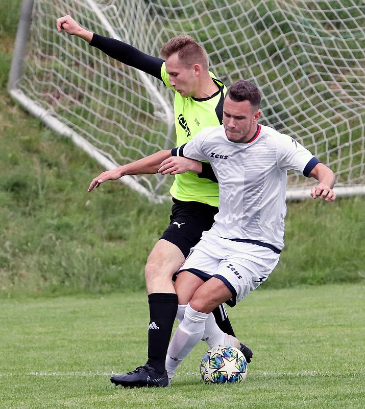 Fotbalisté Brné (zelenočerní) porazili Krupku (bílí) 3:1 a postoupili do semifinále krajského poháru, ve kterém přivítají opět na svém hřišti Domoušice.