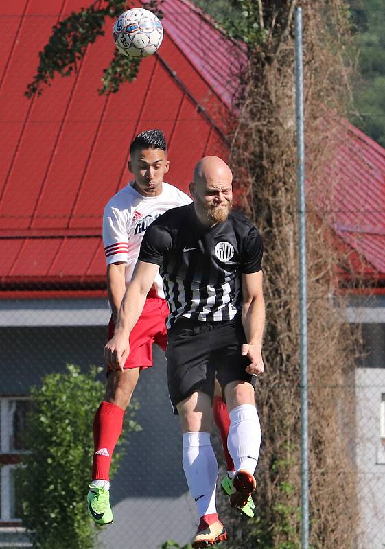 I.A třída. Ústecké městské derby Neštěmice (bíločervení) - Mojžíř (černí) skončilo remízou 2:2, na penalty zvítězilo mužstvo Neštěmic.