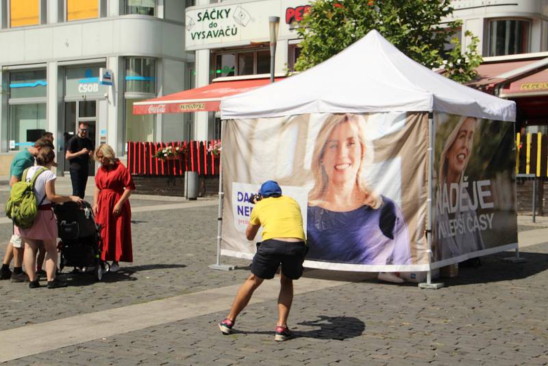 Pískotem a drsnými hesly vítalo Ústí Babiše. Ale také potleskem a prosbou o selfie.