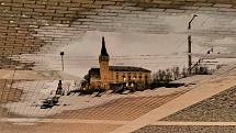 Ústecký fotograf Martin Vodňanský si oblíbil snímky zachycující dominanty města nad Labem v odrazu kaluže. Říká jim loužovky. Na snímku je zámeček Větruše.