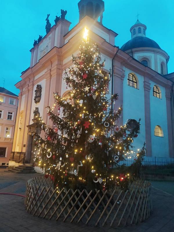 Vánoční strom v Křížové ulici v Děčíně