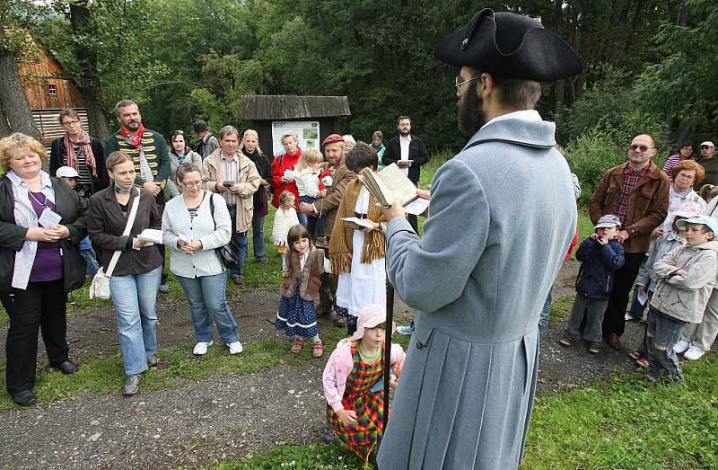 Obnovené procesí se za zpěvu barokní písně ke sv. Máří vydalo od mlýna Týniště ke kostelu do Zubrnic.