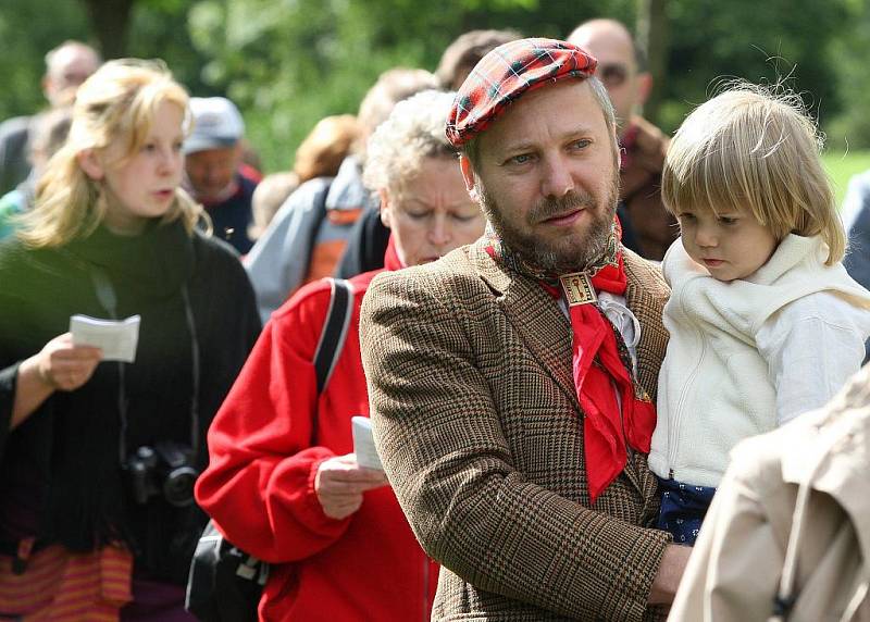 Obnovené procesí se za zpěvu barokní písně ke sv. Máří vydalo od mlýna Týniště ke kostelu do Zubrnic.