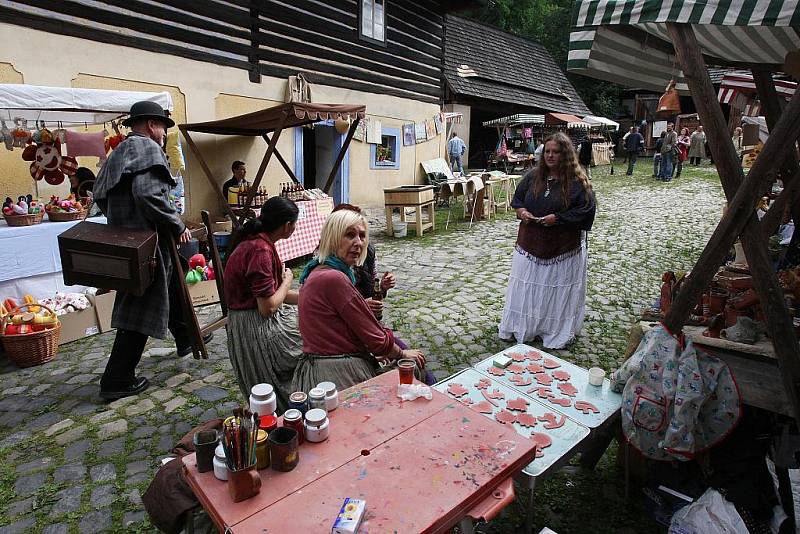 Obnovené procesí se za zpěvu barokní písně ke sv. Máří vydalo od mlýna Týniště ke kostelu do Zubrnic.