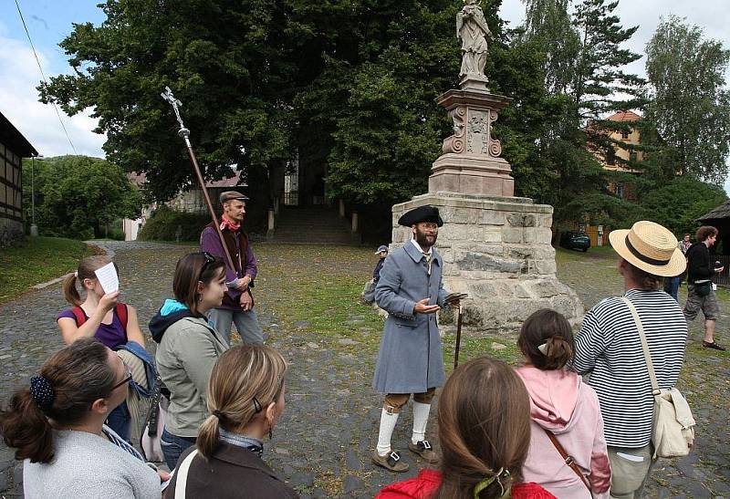 Obnovené procesí se za zpěvu barokní písně ke sv. Máří vydalo od mlýna Týniště ke kostelu do Zubrnic.