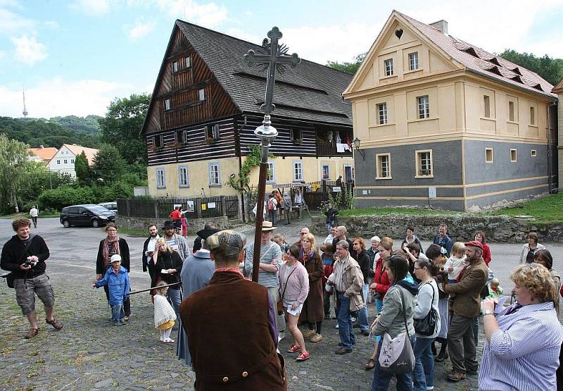 Obnovené procesí se za zpěvu barokní písně ke sv. Máří vydalo od mlýna Týniště ke kostelu do Zubrnic.