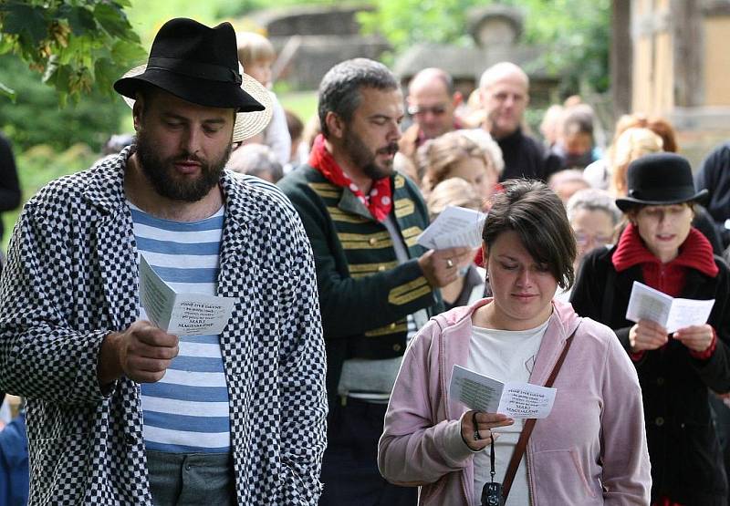 Obnovené procesí se za zpěvu barokní písně ke sv. Máří vydalo od mlýna Týniště ke kostelu do Zubrnic.