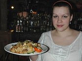 Na snímku učenka oboru číšník/servírka Klára Šlapáková servíruje Francouzského kapra na stůl přímo zákazníkovi.