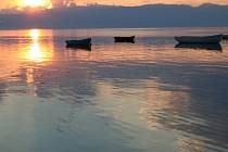 Západ slunce u vesnice Peštani na východním pobřeží Ochridského jezera. 