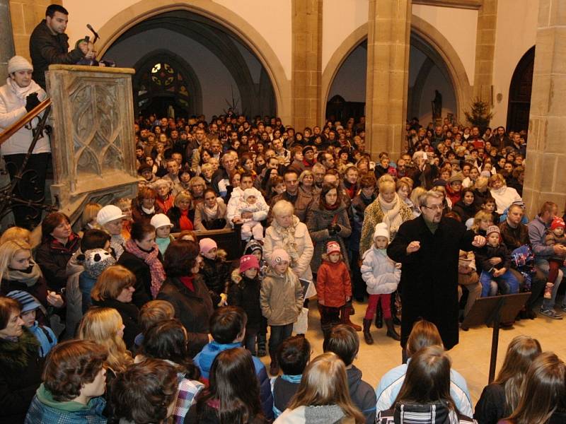 Ústečané se připojili k akci Česko zpívá koledy. Kostel Nanebevzetí Panny Marie zaplnili do posledního místa.