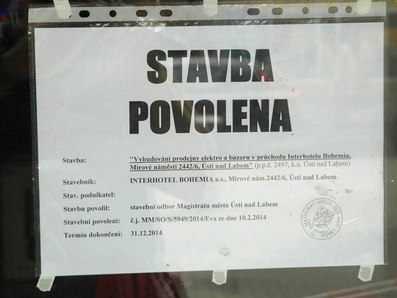 V průchodu pod Interhotelem Bohemia již dělníci postavili podlahu budoucí prodejny. Má zde být prodejna elektro a bazar, což je podle kritiků zastavárna. 