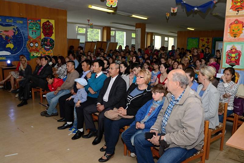 Školáci v Krásném Březně se zapojili do vědomostních kvízů i výtvarné soutěže. Vietnamci přiblížili svou kulturu.