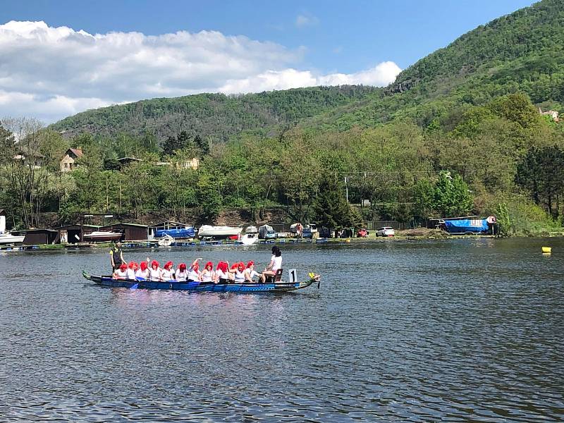 13. ročník závodu dračích lodí v Ústí nad Labem.