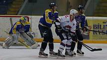 Ústečtí hokejisté (modří) doma prohráli s Chomutovem 1:6 a skončila jim sezona.