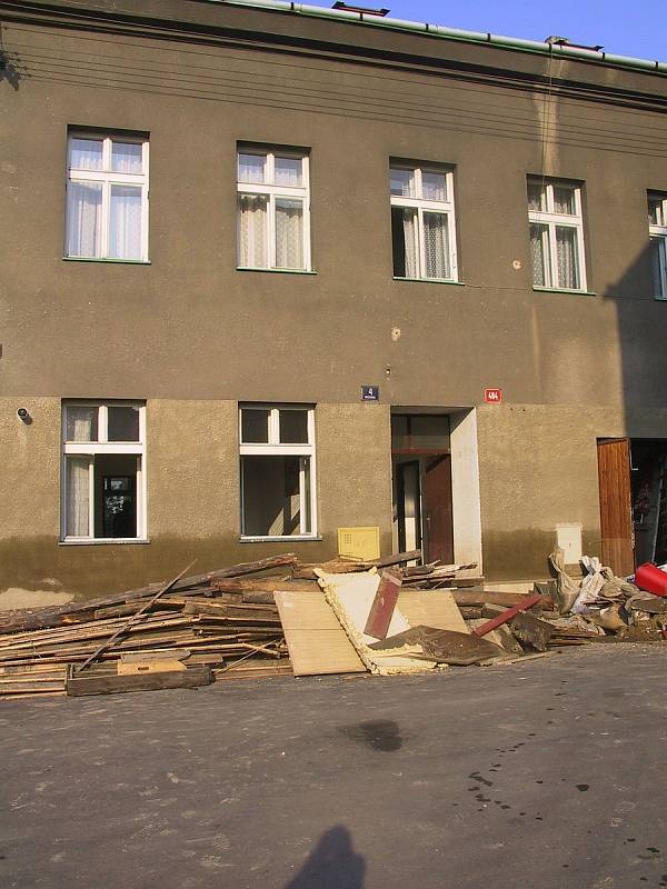V ulici Křižíkova v Krásném Březně začali lidé likvidovat v úterý 20. srpna 2002 následky povodní.