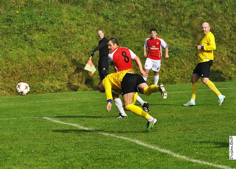 Fotbalisté Brné (žlutí) doma rozstříleli Šluknov 7:0.