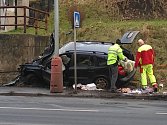 Nehoda v ústecké Vinařské ulici. Vůz po nehodě hořel, řidička utrpěla lehčí zranění
