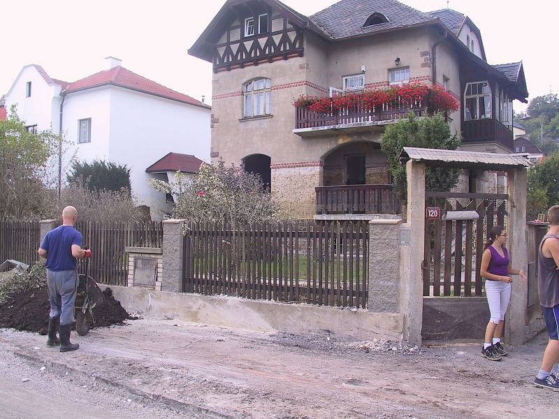 Reportér Deníku František Roček vyrazil do obce Dolní Zálezly na Ústecku necelý týden po povodni, aby zmapoval škody, které zde velká voda napáchala.